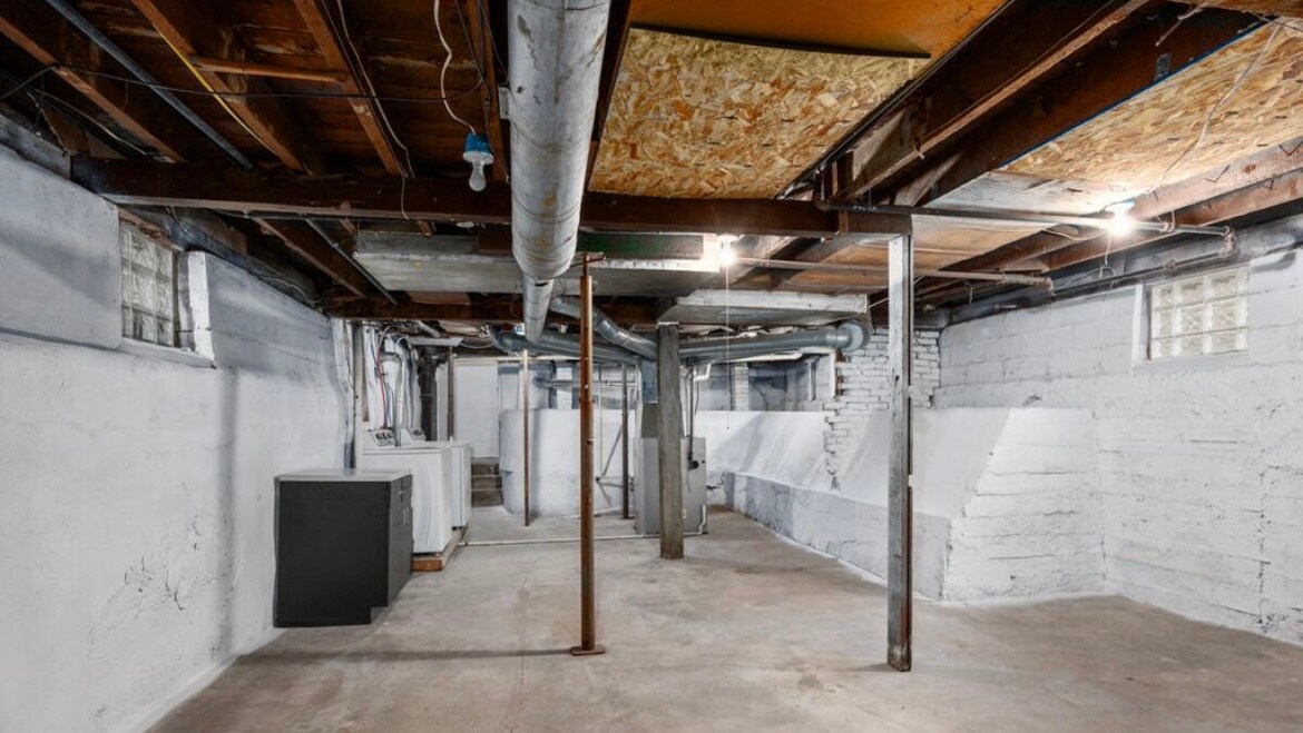 Building Photo - 911 Zeeland Ct NE