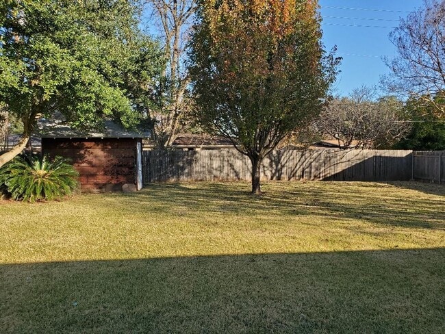 Building Photo - House for Lease -2505 Douglas