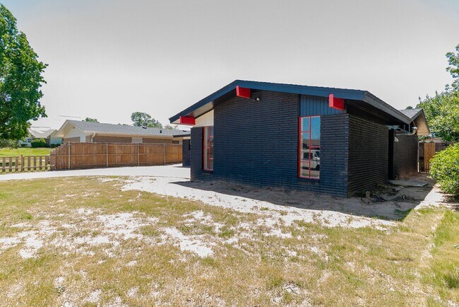 Building Photo - Fully Renovated 3-Bedroom Home in Bethany ...