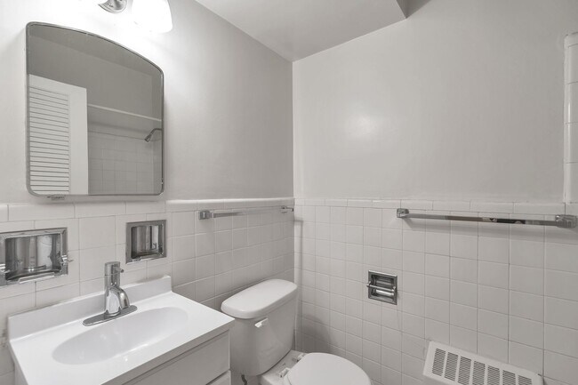 Building Photo - Sun-Filled, Top Floor L Shaped Studio In M...