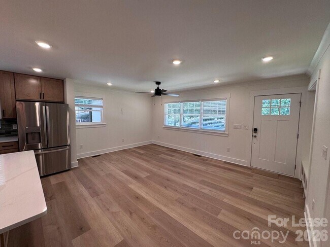 Building Photo - 549 Manhasset Rd