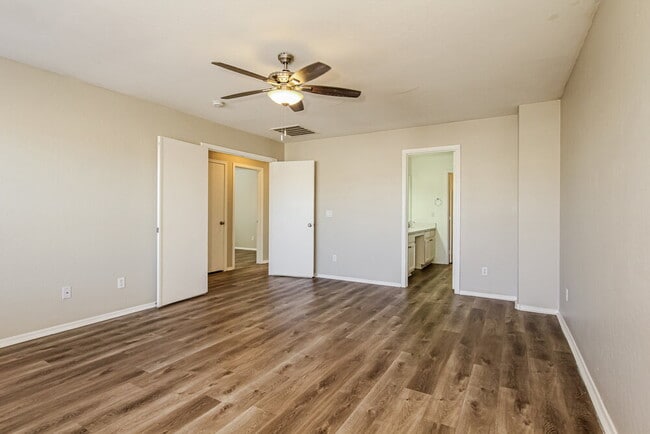 Building Photo - 14837 W Columbine Dr