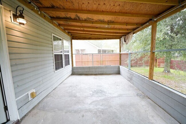 Building Photo - 8 Willow Lakes Dr