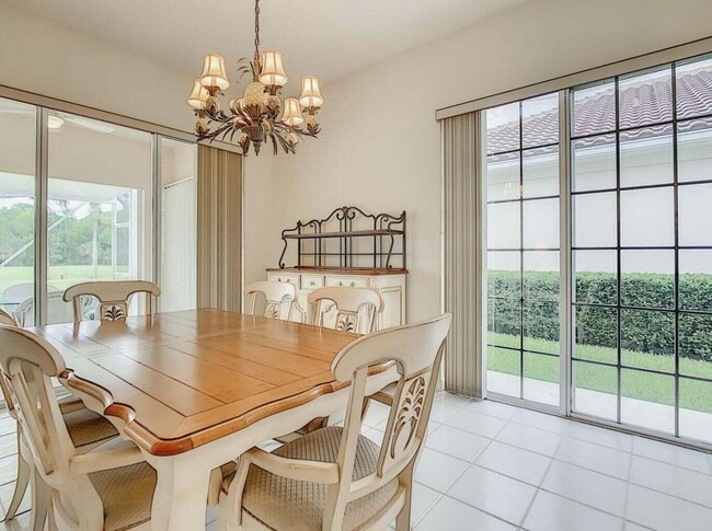 Building Photo - 8533 SE Palm Hammock Ln