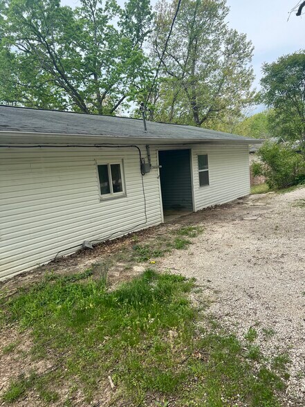 Building Photo - 842 White Rd