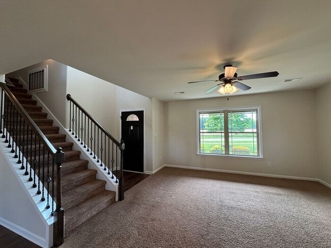 Building Photo - Fenced yard, great location