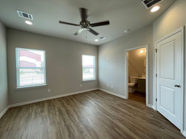 Building Photo - Townhome for rent