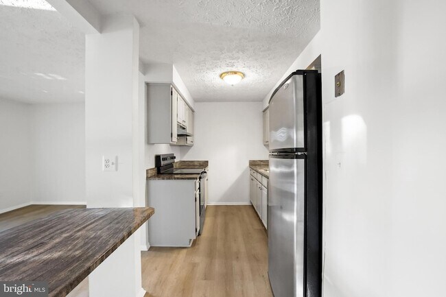 Building Photo - 2916 Bridgehampton Ct