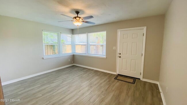 Building Photo - 914 N Wild Olive Ave