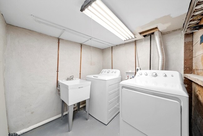 Building Photo - 3227 S Wells St