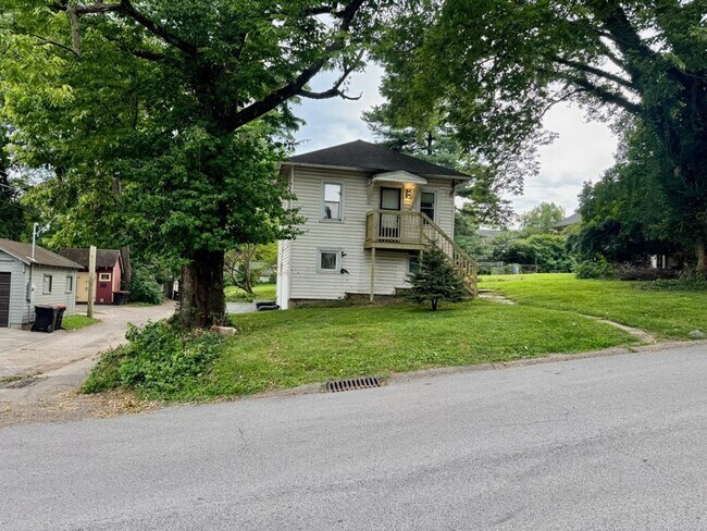 Building Photo - 1706 Cowling Ave