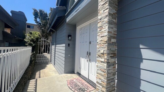 Building Photo - Elegant House in Playa Del ray