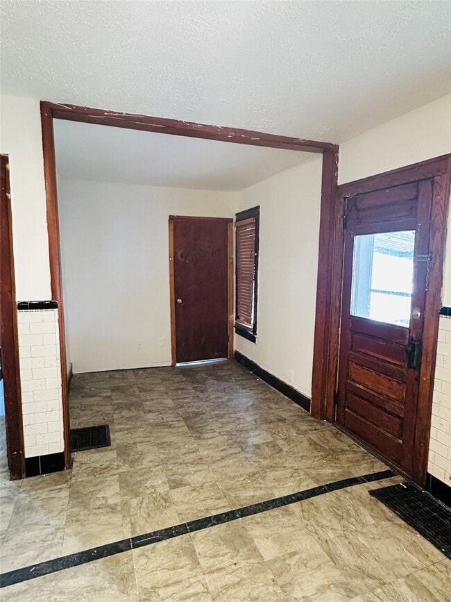 Building Photo - 210 Squires Ave