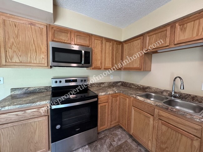 Building Photo - 3 bedroom, 1 bath Home