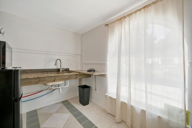 Building Photo - 4408 E Riverside Dr