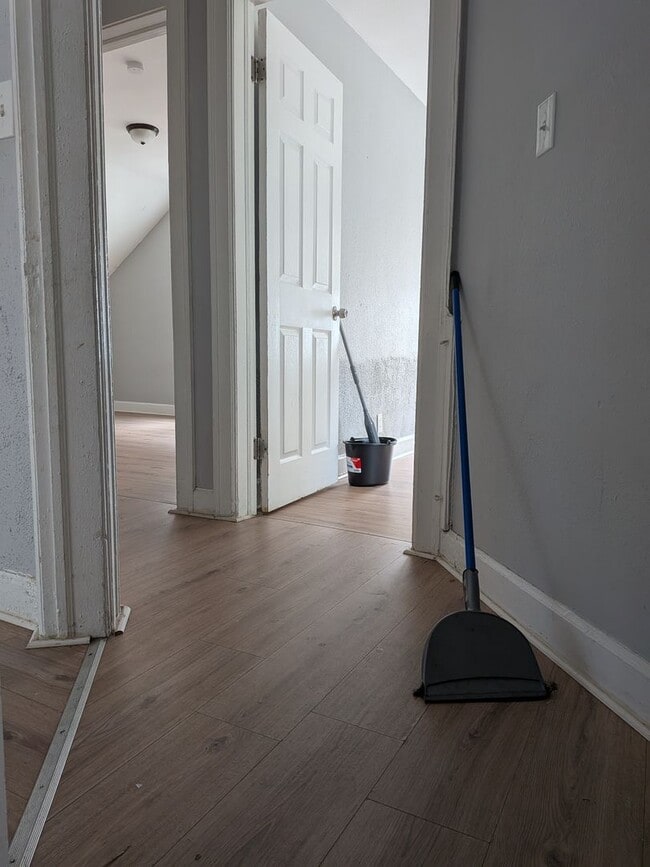 Building Photo - Brick 4 bedroom