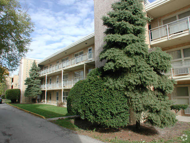 Building Photo - Forest Glen Apartments