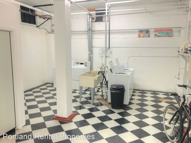 Building Photo - Studio, 1 bath House - 2829 SE Belmont St....