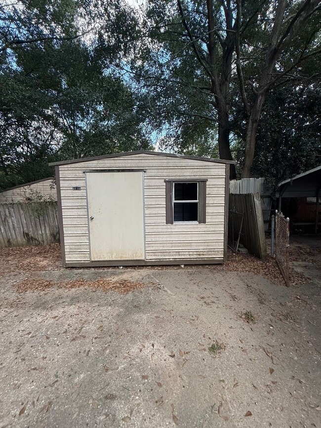 Building Photo - ** 3 Bed 1 Bath located in Chisholm ** Cal...