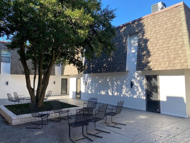 Building Photo - Large 2 Bed 2.5 Bath Apt in Green Hills - ...