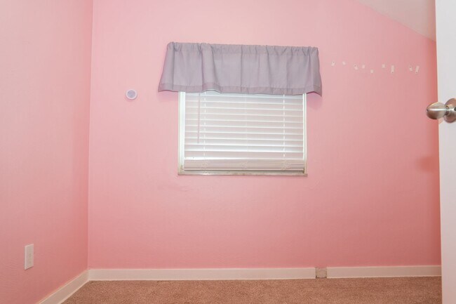 Building Photo - AVAILABLE JULY 1ST!! DON'T MISS this FANTASTIC home in a PRIME LOCATION!