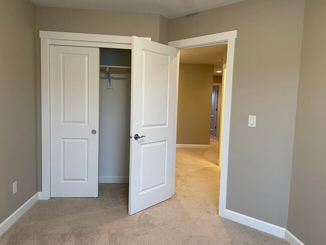 Building Photo - LUXURY 4 BD TOWNHOME! GATED PARKER VILLAGE...