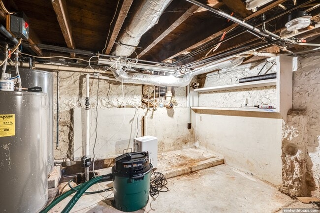 Building Photo - 2726 W Spencer St