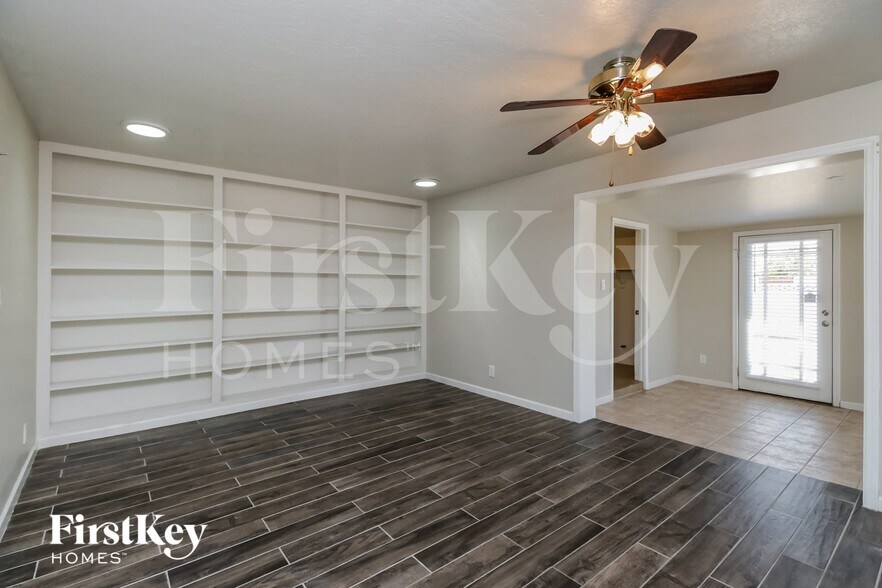 Building Photo - 1707 S Hardy Dr