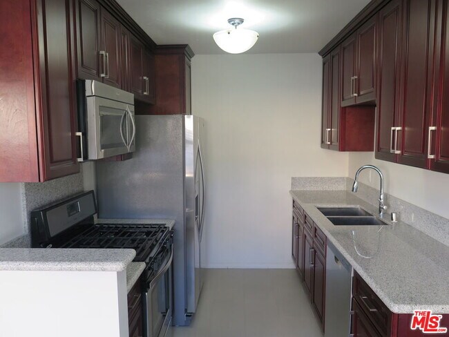 Building Photo - 833 N Kingsley Dr