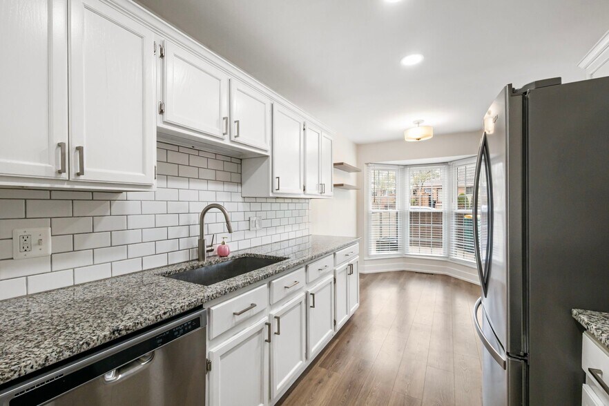 Building Photo - 38887 Country Cir