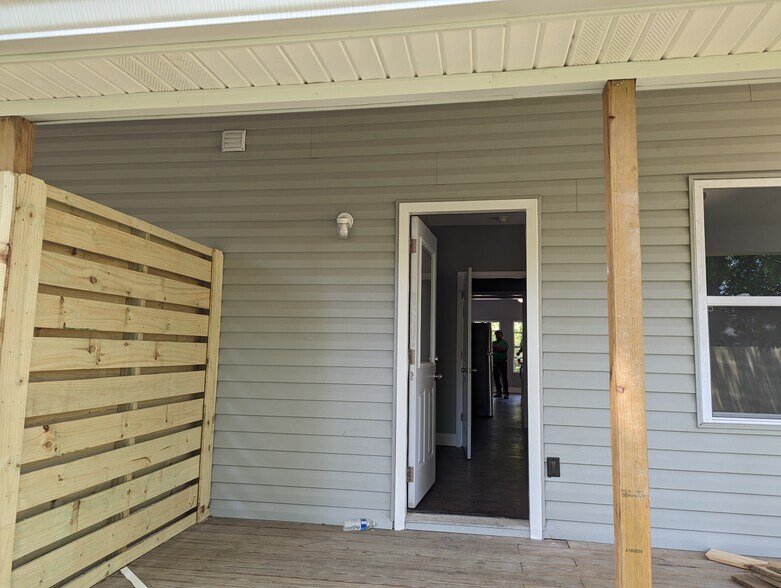 Building Photo - 703 Hart Ave