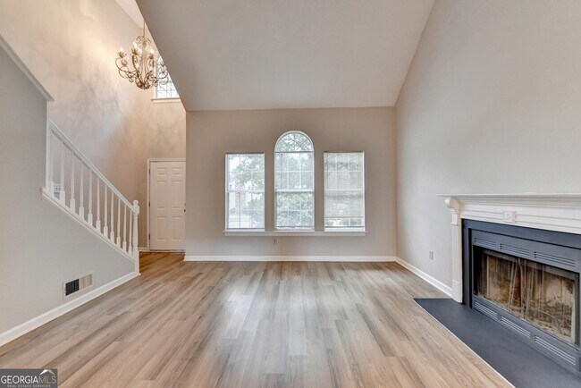 Building Photo - 2115 Glynmoore Dr