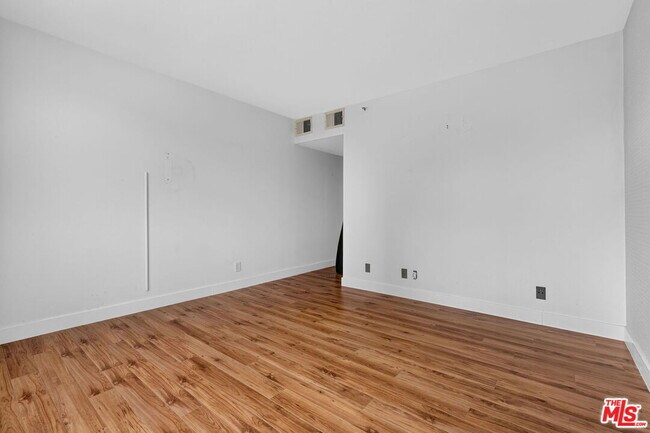 Building Photo - 343 Pioneer Dr