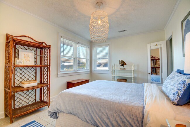 Building Photo - Off Season Coastal Cottage September 2026 through Mid February 2027- Fully Furnished- 3 Month Min...