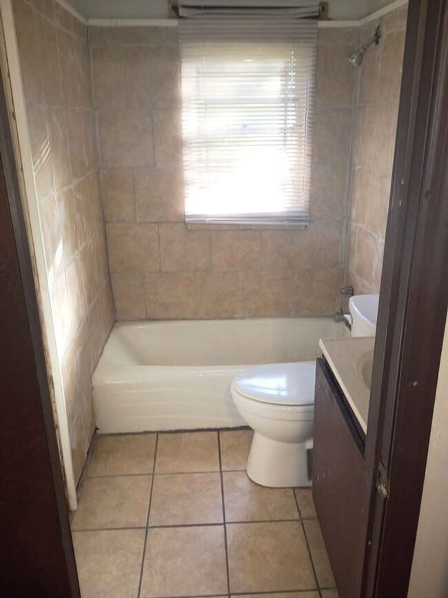 Building Photo - 304 Wells Ave