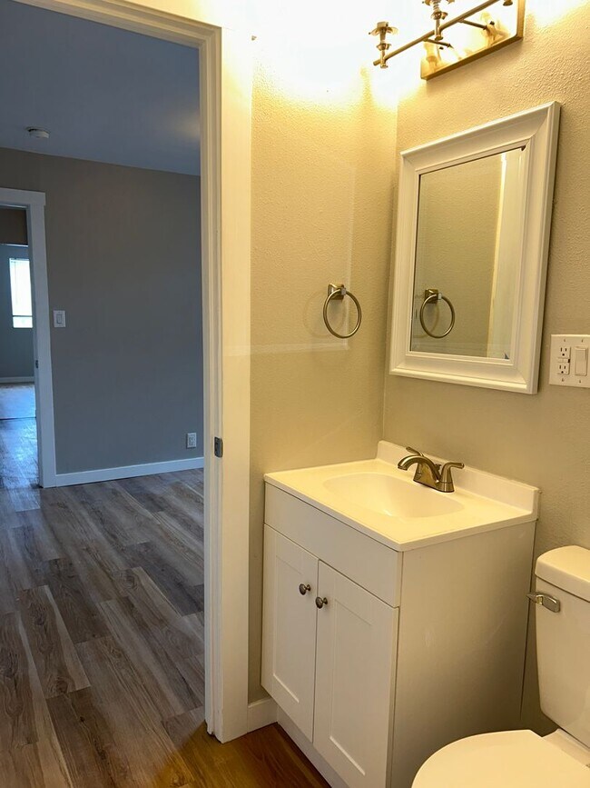 Building Photo - First Floor - Fully Remodeled 1 BD/ 1 BA!!