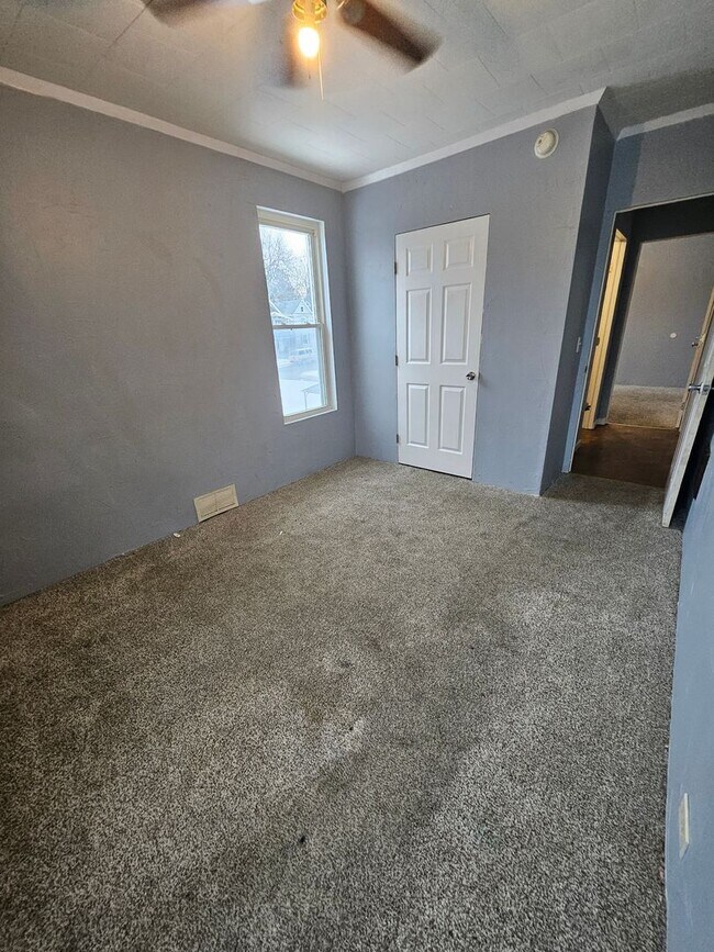 Building Photo - 652 E 4th St