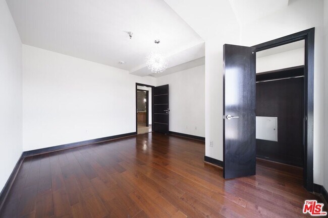 Building Photo - 702 Serrano Ave