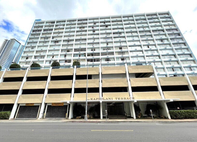 Building Front - 1560 Kanunu St