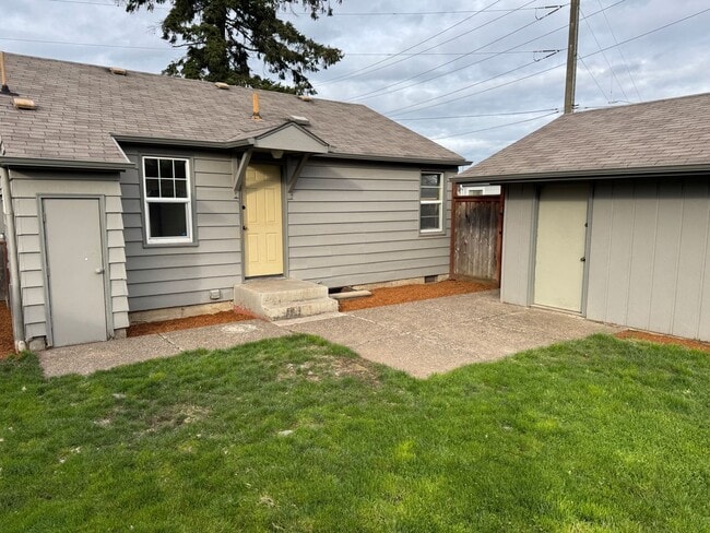 Building Photo - Updated 2 bedroom 1 bath house in Eugene!