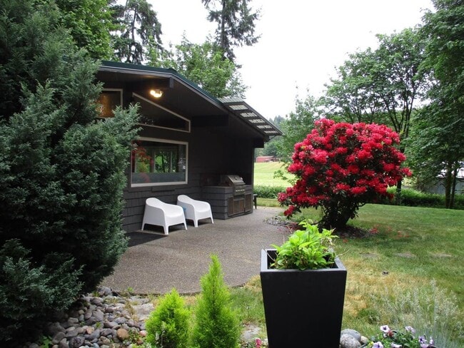 Building Photo - 3 bedroom Rambler with Above Garage Studio...