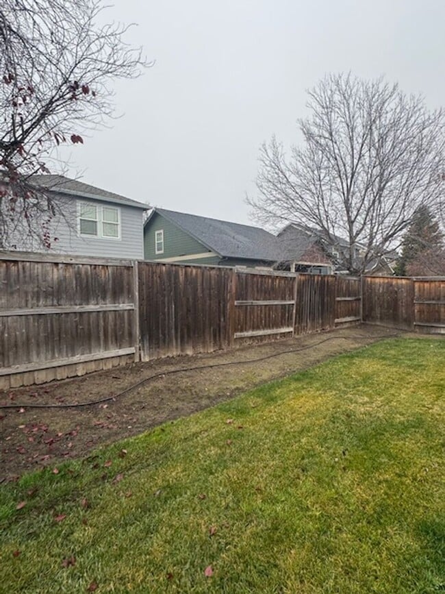 Building Photo - CUSTOM 3 BEDROOM, 2 BATH HOME NEAR SOUTH MEDFORD HIGH SCHOOL