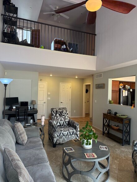 Building Photo - 1110 W Mango Dr