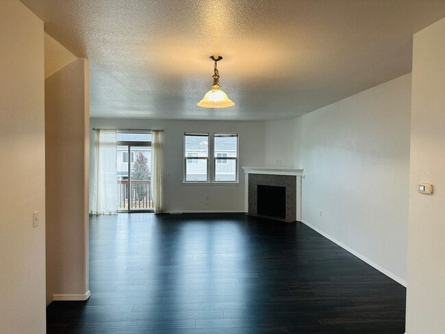 Building Photo - Charming and Updated Townhome in Convenien...