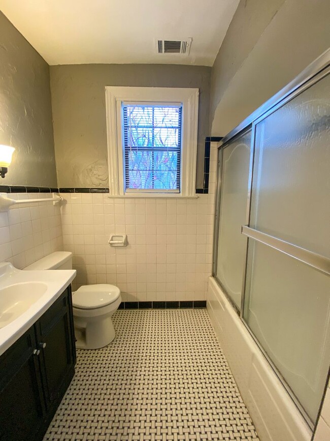 Building Photo - 2 bed, 1 bath with hardwood floors by U of...