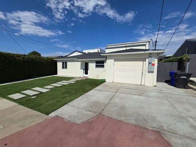 Building Photo - Fully Renovated in 2023!! 4BD/2BA on Tipton