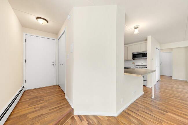 Building Photo - 5325 Waterbury Ct