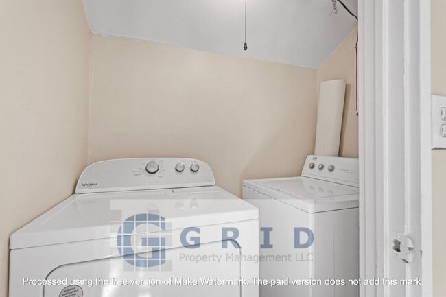 Building Photo - Charming 2 Bedroom Bungalow Available in N...