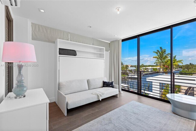 Building Photo - 1400 Bayview Dr