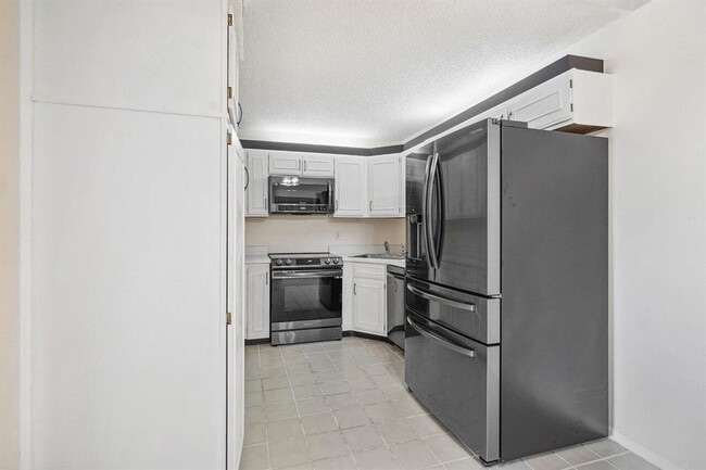 Building Photo - 13770 Oneida Dr